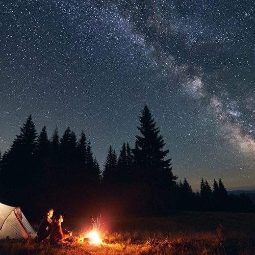 テントと焚き火、満天の星空とキャンプの様子