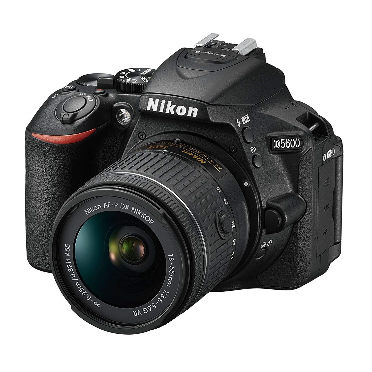 NIKON D5600 レンズキット 一眼レフ　正面やや斜め